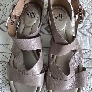  Söfft Mirabelle leather sandals in a luggage bronze metallic color.